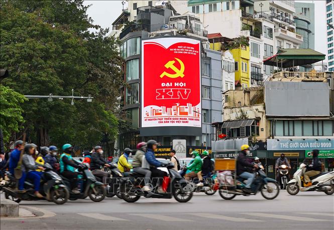 Màn hình LED cỡ lớn trên nhiều tuyến phố trình chiếu hình ảnh, biểu tượng chào mừng Đại hội đại biểu toàn quốc lần thứ XIV của Đảng. Ảnh: Thanh Tùng - TTXVN